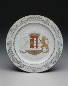 Tallerken med våpenskjold, ca. 1740 (porselen med farget og grisaille-emaljer) av School Chinese