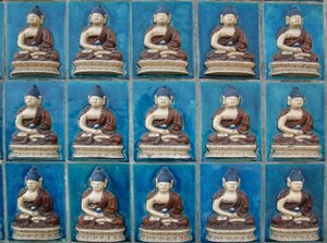 Liten Buddha-vegg på øya Hydrangeas ("Qionghua") ved Beihai-parken eller Nordsjøparken i Pekin. Fotografi, Leonard de Selva, Kina, 2006. av School Chinese