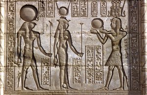 Det gamle Egypt, veggmaleri/utskjæring, Horus og Isis mottar et tilbud fra farao, Hathor-tempelet, Dendera (bilde)