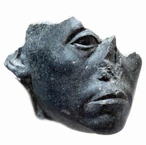 Gammel egyptisk kunst: Leder av kong Sesostris III. Fragment av statue. Skulptur i svart granitt, ca. 1900 f.Kr. (12. dynasti, ca. 1963-1786). Paris, Musée du Louvre av School Egyptian