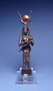 E.122-1954 Iris Nursing Horus (forfra) egyptisk, 715-525 BC (kobberlegering) (se også 89138) av School Egyptian