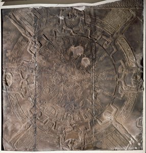 Egyptisk antikvitet: "" The Zodiac"" Lavt relieff fra taket i østkapellet til Osiris på Hathor-tempelet i Denderah. Ptolemaisk periode (332-30 f.Kr.) Paris, Louvre-museet av School Egyptian