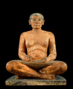 Egyptisk antikvitet: "" Skriveren sitter på huk"" Statue i kalkstein, albaster og bergkrystall. Kommer fra sakkarah (Saqqara) (rundt 2620 - 2350 f.Kr.). 4. eller 5. dynasti) Søn. 0 537 m, Louvre-museet, Paris - Egyptisk antikke: "" Crouching Scribe Statue" av School Egyptian