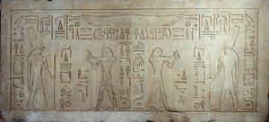 Egyptisk antikvitet: kalksteinstele som viser kong Sesostris III (1862-1843 f.Kr.) (til venstre) som en ung mann, til høyre, en aldersmann tilbyr brød og kake til guden Monti. 1878-1843 f.Kr. Fra medamoud. Paris, Louvre-museet av School Egyptian