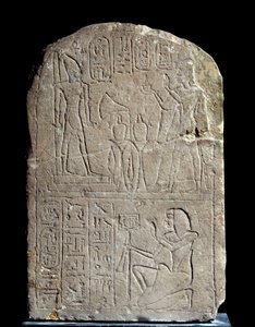 Egyptisk antikvitet: kalksteinstele i navnet til kong Anyas skiltdør. I hengeren tilbyr farao Ramses II røkelse til sin egen kolossale guddommelige statue. Regne av Ramses II (1279-1213 f.Kr.). Fra Saqqara serapeum. Søn 0,44x0,3 m Paris, musee du Louvre av School Egyptian