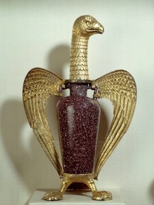 Vase kjent som "Eagle" av Suger (abbe Suger): vase laget i Egypt under Romerriket og montert på gullsølvstøtte som representerer en ørn laget i Saint-Denis på 1100-tallet. Det er en del av Tresor of the Abbey of Saint-Denis. Søn 0,43x0,27 m P av School Egyptian