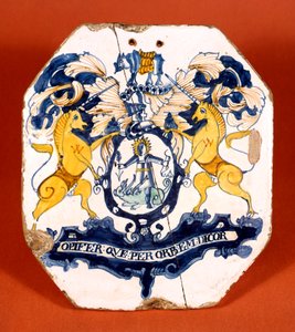 Apothecary-flis som viser våpenskjoldet og mottoet til Worshipful Society of Apothecaries of London (keramikk) av School English