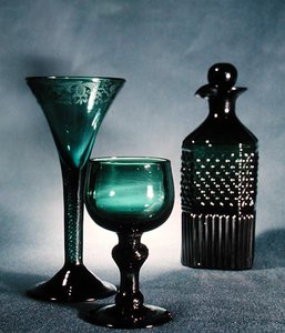 V til R: Dekorert vinglass, rundt glass og karaff, sent 1700-begynnelse av 1800-tallet (grønt glass) av School English