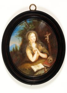 Maria Magdalena lener seg mot en bank med øynene hevet til et krusifiks (emalje)