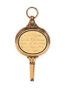 Memento mori gravert klokkenøkkel, med hårlokk av Martha Wayles Jefferson, fransk eller engelsk, sent på 1700-tallet - tidlig på 1800-tallet (gull) (se også 711002)