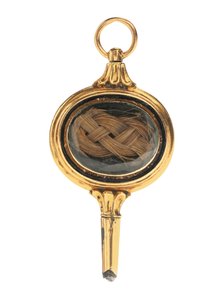 Memento mori gravert klokkenøkkel, med hårlokk av Martha Wayles Jefferson, fransk eller engelsk, sent på 1700-tallet - tidlig på 1800-tallet (gull) (se også 711001)