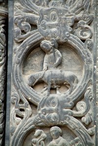 Gotisk kunst: Piright av den høyre portalen til den vestlige fasaden til basilikaen Saint Denis som representerer arbeidet til feltene: mai. Saint-Denis, Frankrike av School French