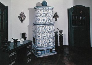 Rekonstruksjon av et apotek med 1700-tallsmøbler og gjenstander fra 1100-1700-tallet (bilde) av School German