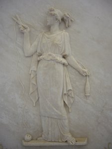 Basrelieff av Atropos som klipper livets tråd (marmor)