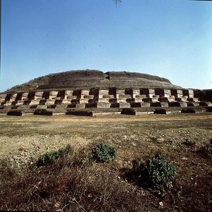 Utsikt over Nandangarh Stupa, antas å holde asken til Buddha (bilde) av School Indian