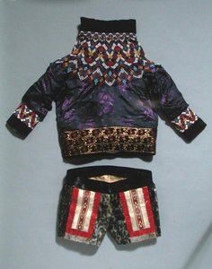 Damejakke og shorts, fra Grønland (tekstil) av School Inuit