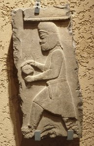 En meder ved Royal Court of Persepolis som bærer et dekket fartøy, Achaemenid, ca. 500 f.Kr. (kalkstein) av School Iranian