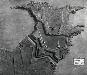 Et relieffkart over den venetianske festningen ved Spinalonga, Kreta i 1619 (s/hvitt-bilde) av School Italian