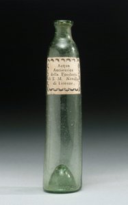 Flaske som inneholdt anti-hysteri vann, fra Støperiet til Hans Kongelige Høyhet, Officina Profumo, Farmaceutica di Santa Maria Novella, Firenze, ca. 1850-1920 (glass) av School Italian
