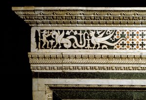 Detalj av dekorasjonene rundt marmortrandolaen (fotografi) av School Italian