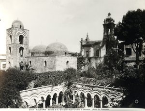 Utsikt over østenden av kirken, konstruert i 1132-48 av kong Roger II (d.1154) av Sicilia og klosteret bygget på 1200-tallet (s/hvitt-bilde) av School Italian