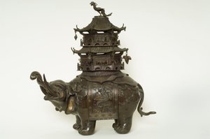 Figur av en elefant iført en howdah-klut, forseggjort surring og en pagode som bygger (bronse) av Japanese School