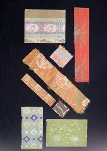 Fragmenter av stoff brukt til obi-sasher, kimonoer, ingen kostymer og Kesa-kostymer for prester av Japanese School