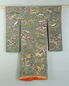 Grå kappe dekorert med blomster og fugler, japansk av Japanese School