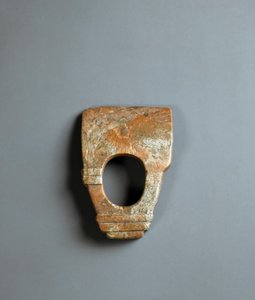 Ringformet hakke i rød granitt, Jomon-perioden 10000-300 f.Kr av Japanese School