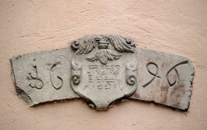 Jødenes smug i Obernai (67). Steder for tilbedelse: inskripsjon som har en hebraisk dato og den tilsvarende datoen for den kristne æra: 1696. En synagoge ble angivelig bygget to år etter autorisasjonen av intendant La Grange, som tillot J