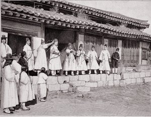 Bueskyttere i det gamle palasset i Seoul, Korea, slutten av 1800-tallet av School Korean