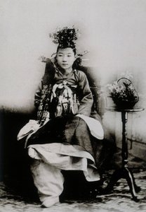 Koreansk kvinne i tradisjonell brudekjole