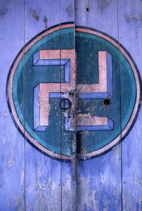 Symbol for buddhisme på en av portene til tempelet "Tongdosa"" i Pusan-regionen i Korea.