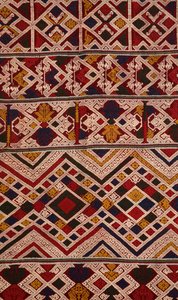 Detalj av en phaa sabai laget av Tai Nuea eller Tai Daeng vevere fra Hua Phan, Laos (tekstil)