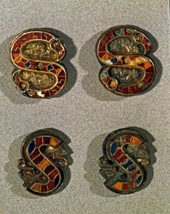 Arkeologi i middelalderen (middelalderen). Barbarian art of Lombardia: Beltefibule (spenne) i form av bokstaven S. Objekt i gull og polykrom emalje. Lombard kunst, 6. - 7. århundre. Italia, Cividale del Friuli, arkeologisk museum av School Lombard