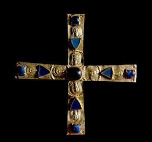 Arkeologi i middelalderen (middelalderen). Barbarian art of Lombardia: Cross of Gisulfo, i støtt bladgull med halvedelstener, petre enchassee. Laget av en langobardisk mester fra det 7. århundre. Høyde: 11 cm. Italia, Cividale del Friuli, Musee archeol av School Lombard