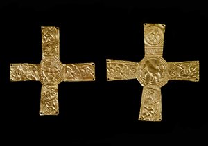 Arkeologi i middelalderen (middelalderen). Barbarkunst i Lombardia: brystkors i bladgull. Lombardkunst fra 700-tallet. Italia, Cividale del Friuli, arkeologisk museum av School Lombard