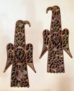 Merovingerkunst: Et par fibuler (surete pin) aqualiformes (ørn). Emalje cloisonné, 6. århundre, merovingerdynasti (481-751). fra Castelsagrat. Musee Cluny, Paris.
