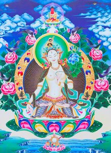 Bilde som viser den hvite Tara, den syvøyede guddommelige moren sittende på en lotus med høyre hånd i varada mudra-posisjon som symboliserer generøsitet (gouache på tøy)
