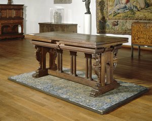 Valnøttbord med skuffer på eikeramme med toskanske søyler.,1550-1600 (tre) av School Netherlandish