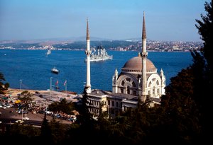 Ottomansk arkitektur: utsikt over moskeen i Dolmabahce på Bosporos