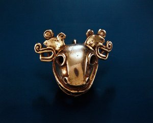 Forfra av en klokke i Chiriqui-stil, ca. 1100-tallet e.Kr. (gull)