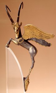 Apparathåndtak: sølvvingebukk, innlagt, gull. Persisk periode routenide (6.–4. århundre f.Kr.), kommer fra Iran. Paris, musee du Louvre - Seremonielt håndtak: bevinget steinbukk i sølv, innlagt, gull. Achaemenid persisk periode (6.-4. århundre f.Kr.), fra 