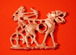 Hestebit som skildrer en jeger på vognen sin og avfyrer buen, ca. 1200-700 f.Kr. (bronse) av School Persian