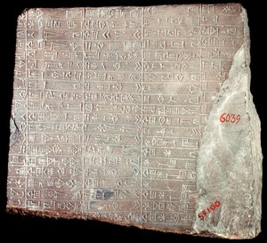 Mesopotamia: kalksteinstele med inskripsjoner på akkadisk til minne om arbeidene utført til ære for guden Inshushinak og gavene gitt til ham; Iran, Susa, 2100 f.Kr