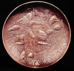Plate som viser en kongelig soldat som jakter løver, 600-700-tallet (sølv) av School Persian