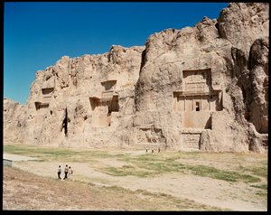 Utsikt over nekropolisen og de fire gravene som tilhører Achaemenid-kongene av School Persian