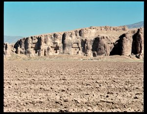 Utsikt over nekropolisen og de fire gravene som tilhører Achaemenid-kongene, fra venstre til høyre, Arius II, Artaxerxes I og Darius I den store av School Persian