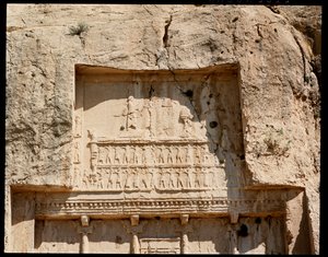 Utsikt over Necropolis og graven til Dareios I den store med relieff som representerer ham som hedrer solen