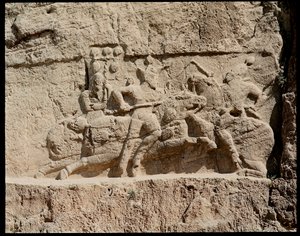Utsikt over nekropolisen og gravene som tilhører Achaemenid-kongene, relieff som representerer kampscener av School Persian